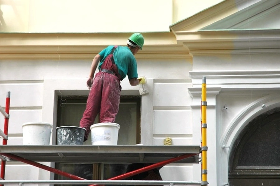 How Drywall Contractors Ensure Smooth Surfaces For Exterior Paint in Española, NM